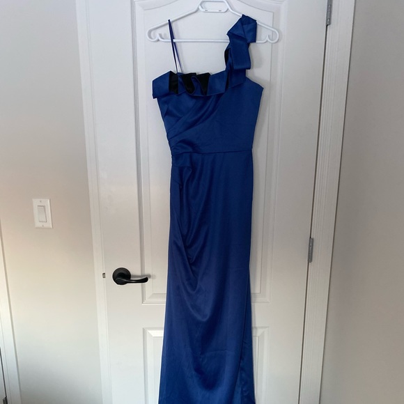 Max and Cleo One shoulder gown - Picture 1 of 8